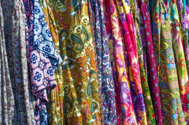 Doku arka planı, desen. Bir tabl üzerine yığılmış farklı kumaşlar