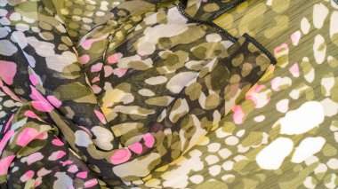 Dokulu tasarım, ipek kumaş, kadın eşarp, beyaz pembe kırmızı kaş