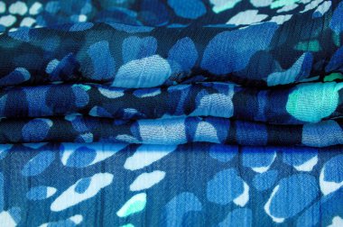 Dokulu tasarım, ipek kumaş, kadın eşarp, beyaz pembe kırmızı kaş