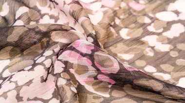 Dokulu tasarım, ipek kumaş, kadın eşarp, beyaz pembe kırmızı kaş