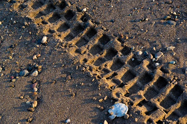 Paysage estival. Un dessin sur le sable créé par l'eau et gagner — Photo