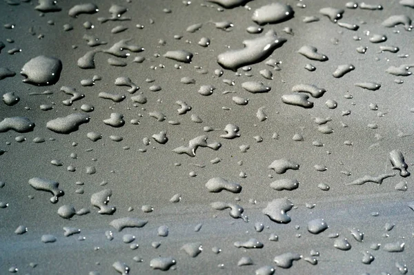 Летний дождь, капли воды на автомобильную краску. маленький круглый или p — стоковое фото