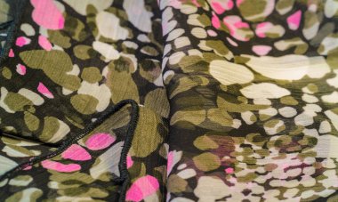 Dokulu tasarım, ipek kumaş, kadın eşarp, beyaz pembe kırmızı kaş