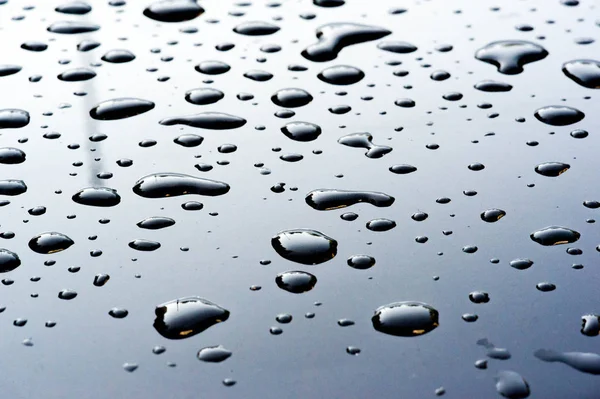 Sommerregen, Wassertropfen auf dem Autolack. eine kleine Runde oder p — Stockfoto