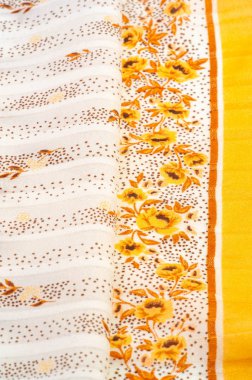 Doku arka planı, kadın şal. beyaz bir bac sarı çiçekler