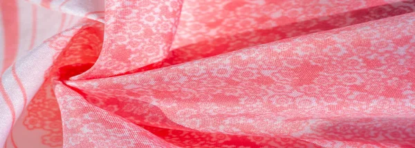 Textura, fondo, patrón, tela de seda rosa sobre un fondo blanco — Foto de Stock