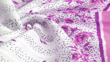 Doku arka planı, kadın şal. beyaz bir bac sarı çiçekler