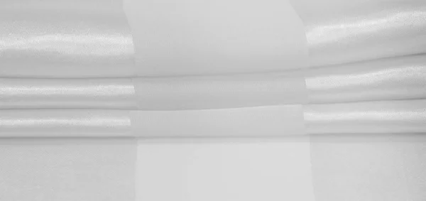 Textura, fundo, tecido listrado de seda branca com um s metálico — Fotografia de Stock