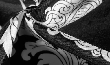 doku, arka plan, monogram desenli siyah ipek kumaş E