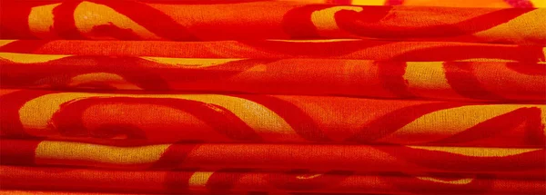 텍스처 실크, 페인트 노란색 꽃 직물 빨간색 배경 — 스톡 사진