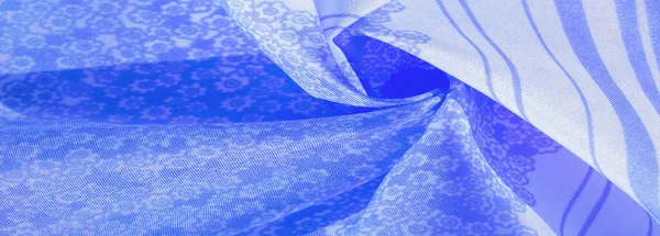 Textúra, mintázat, kék selyem szövet fehér alapon, virág — Stock Fotó