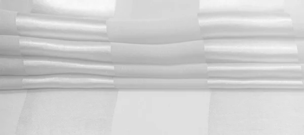 Textura, fundo, tecido listrado de seda branca com um s metálico — Fotografia de Stock