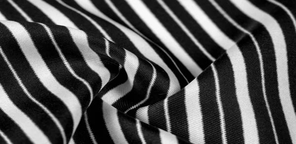 Tecido listrado de seda. Listras pretas e brancas. Isto é lindo. — Fotografia de Stock