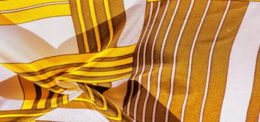 Doku, arka plan, sarı çizgili desenli ipek kumaş. 