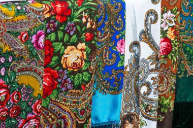 Doku arka planı, desen. Bir tabl üzerine yığılmış farklı kumaşlar