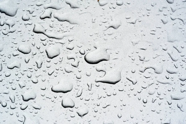 Zomer regen, druppels water op de auto verf. een kleine ronde of p — Stockfoto