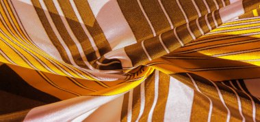 Doku, arka plan, sarı çizgili desenli ipek kumaş. 