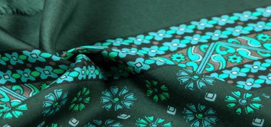 mavi ve beyaz çiçeklerile yeşil renk ipek kumaş, yoğun fa