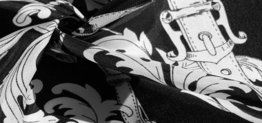 doku, arka plan, monogram desenli siyah ipek kumaş E