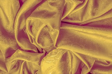 Doku, arka plan, ipek kumaş sarıdır. Bu sarı stam