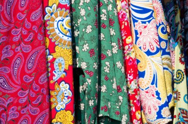 Doku arka planı, desen. Bir tabl üzerine yığılmış farklı kumaşlar