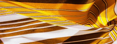 Doku, arka plan, sarı çizgili desenli ipek kumaş. 