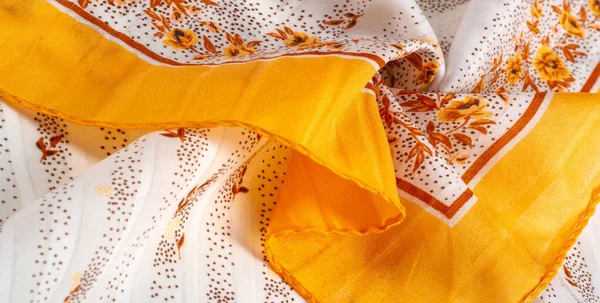 Textuur achtergrond, vrouwen sjaal. gele bloemen op een witte BAC — Stockfoto