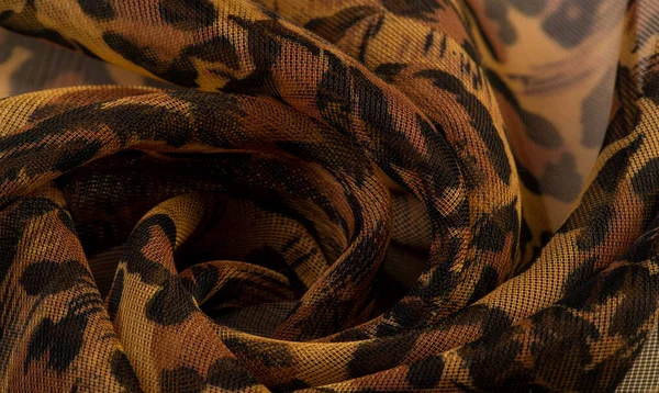 Textura, tecido de seda, couro de leopardo, tons pretos marrom-amarelos , — Fotografia de Stock