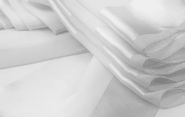 Tekstur, bakgrunn, hvit silkestripet stoff med metalliske materialer – stockfoto