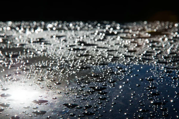 A foto é borrada, gotas de chuva na pintura do carro — Fotografia de Stock