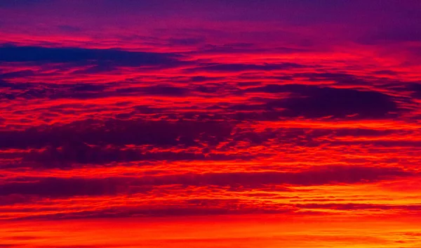 Wolken am blauen Himmel. eine sichtbare Masse kondensierten Wasserdampfes — Stockfoto