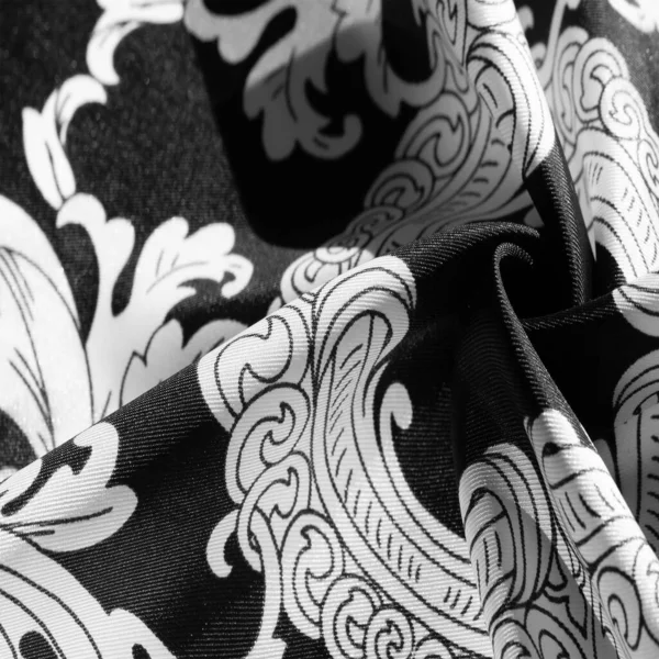 Textura, pozadí, černá hedvábná tkanina s monogramovou maskou E — Stock fotografie