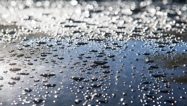 De foto is wazig, regendruppels op de autolak — Stockfoto