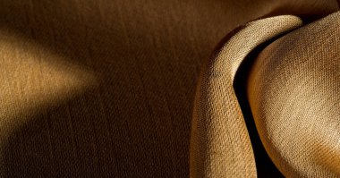 Arka plan, desen, doku, bej altın ipek kumaş Pürüzsüz mat bir kaplamaya sahiptir ve hafif bükümlü bir iplik sayesinde dayanıklıdır. Tasarımdan projelerinize kadar her şey için bu lüks kumaşı kullanın