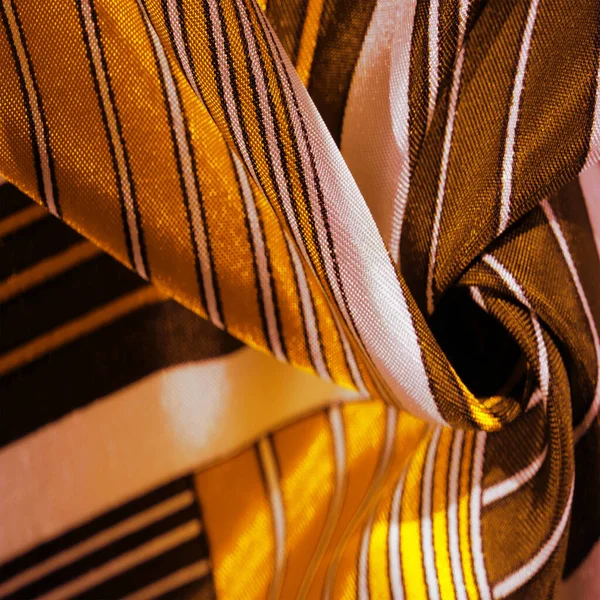 Textur, bakgrund, sidentyg med gult randigt mönster. — Stockfoto