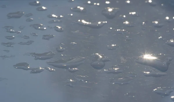 Zomer regen, druppels water op de auto verf. een kleine ronde of p — Stockfoto