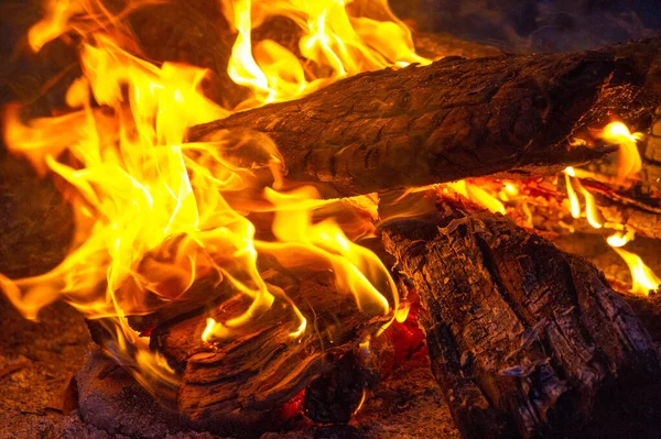 El fuego en su forma más común puede conducir a un fuego que puede causar p — Foto de Stock