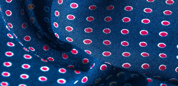 Latar belakang tekstur, pola, kain sutra biru dengan titik polka merah — Stok Foto