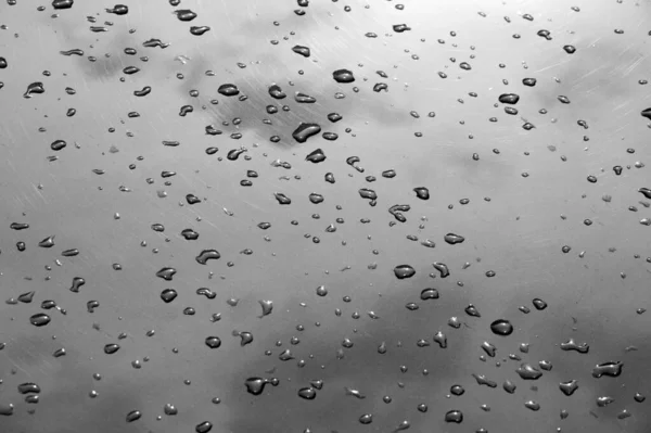 Sommerregen, Wassertropfen auf dem Autolack. eine kleine Runde oder p — Stockfoto