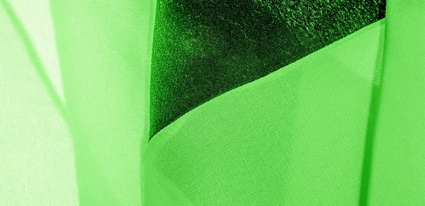 Текстура фона. Зеленая шелковая ткань с тонким матовым покрытием — стоковое фото