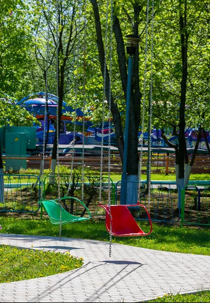 Nel parco divertimenti, una vecchia giostra sulle catene — Foto Stock