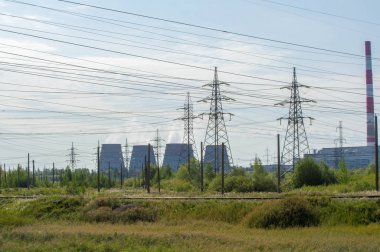 Bahçe düzenleme teknojenik, yüksek voltajlı elektrik hatları. Doğal c