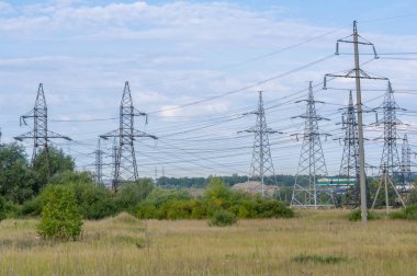 Bahçe düzenleme teknojenik, yüksek voltajlı elektrik hatları. Doğal c