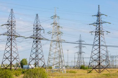 Bahçe düzenleme teknojenik, yüksek voltajlı elektrik hatları. Doğal c