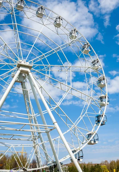 Roda gigante um parque de diversões ou passeio de feira consistindo em — Fotografia de Stock