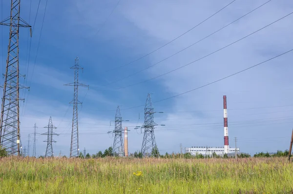 Nagyfeszültségű elektromos vezetékek, amelyek elektromos potenciálja elég nagy t — Stock Fotó