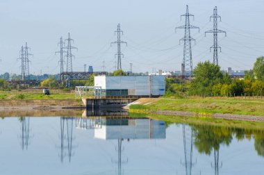 Bahçe düzenleme teknojenik, yüksek voltajlı elektrik hatları. Doğal c