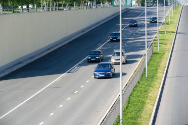 Şehirleşmiş otoyol, arabalar, otoyol üzerindeki köprü.