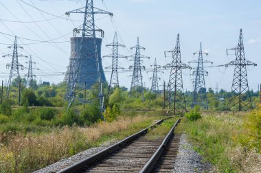 Bahçe düzenleme teknojenik, yüksek voltajlı elektrik hatları. Doğal c