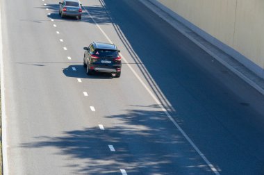 Şehirleşmiş otoyol, arabalar, otoyol üzerindeki köprü.